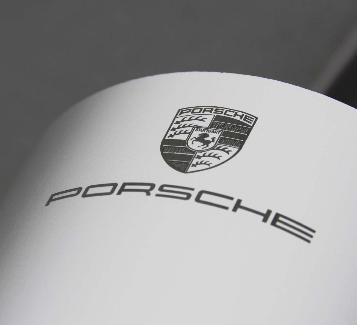 Porsche grafische Veredelung und Kennzeichnung von Bauteilen