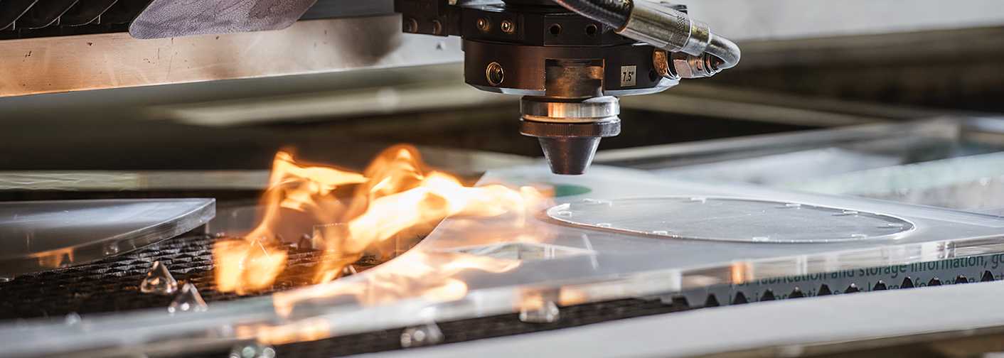CNC-Laserschneidanlage beim Schneiden von einem Acryl Glas Zuschnitt