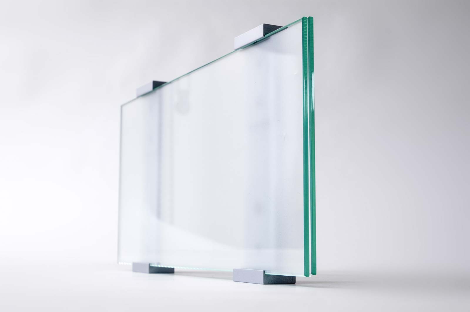 VIGO Wandschild mit zwei Spangen aufrecht frei stehend, Blick auf Doppel-Glasträger